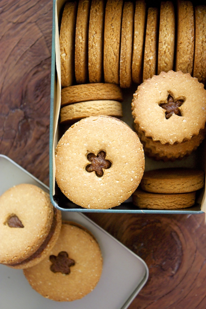 Healthy Quinoa Almond Cookies + 24 others ways to add quinoa to your cookies!